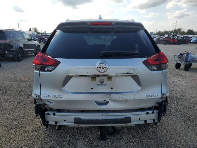 KNMAT2MV2JP522568 - 2018 NISSAN ROGUE S Srebrny zdjęcie 6