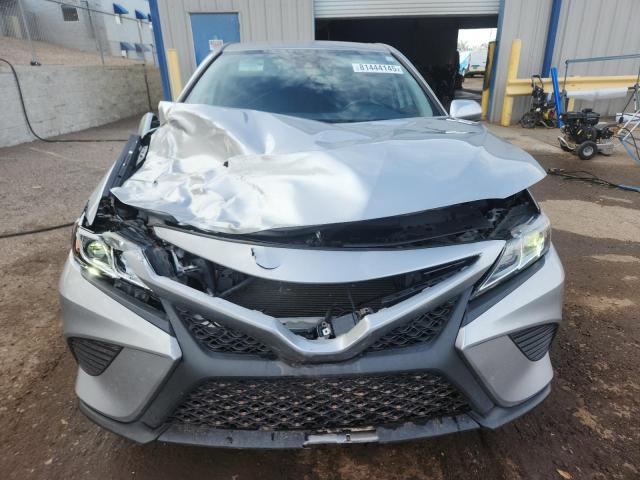4T1B11HK5KU700427 - 2019 TOYOTA CAMRY L Srebrny zdjęcie 5