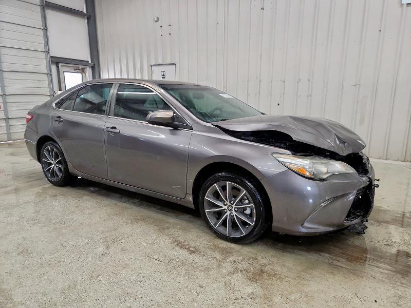 4T1BF1FK5HU625869 - 2017 TOYOTA CAMRY LE ნაცრისფერი ფოტო 4