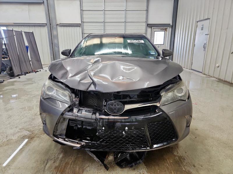 4T1BF1FK5HU625869 - 2017 TOYOTA CAMRY LE ნაცრისფერი ფოტო 5