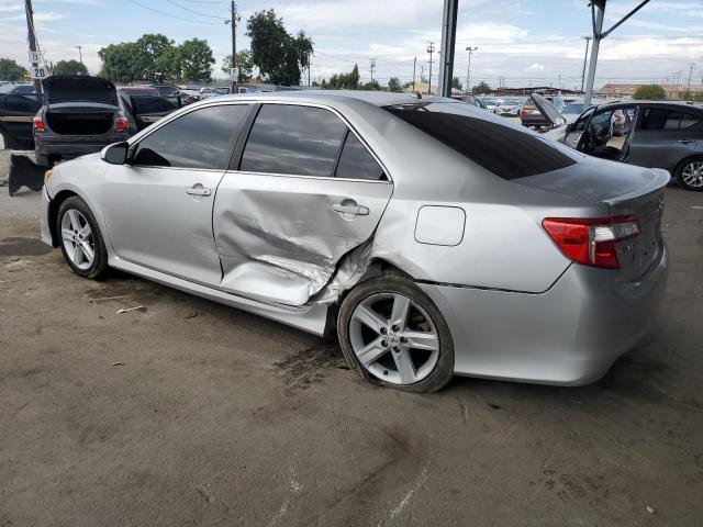 4T1BF1FK0CU067583 - 2012 TOYOTA CAMRY BASE Silber Foto 2