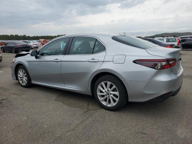 4T1C11BK4NU065993 - 2022 TOYOTA CAMRY LE SILVER photo 2