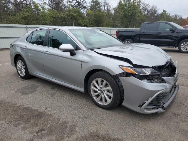 4T1C11BK4NU065993 - 2022 TOYOTA CAMRY LE SILVER photo 4
