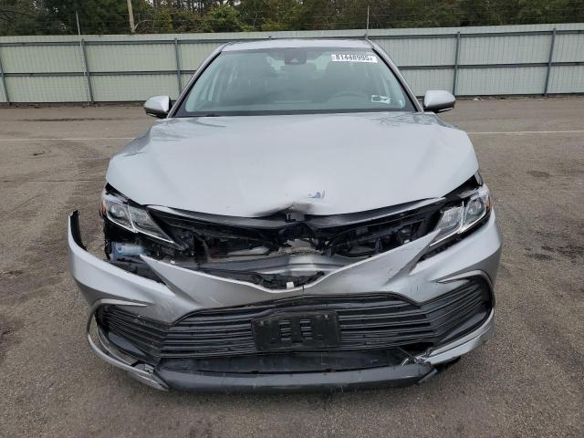 4T1C11BK4NU065993 - 2022 TOYOTA CAMRY LE SILVER photo 5