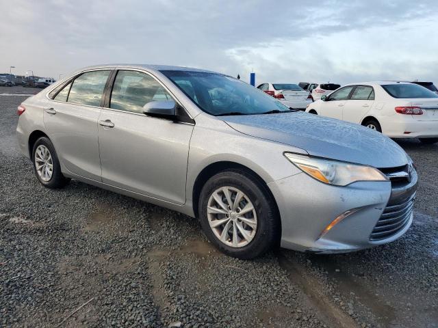 4T1BF1FK3FU083376 - 2015 TOYOTA CAMRY LE ვერცხლისფერი ფოტო 4