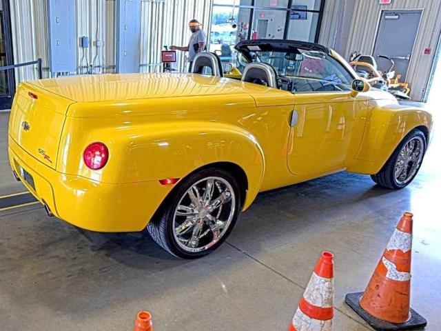 1GCES14P64B107562 - 2004 CHEVROLET SSR 黄色 照片 4