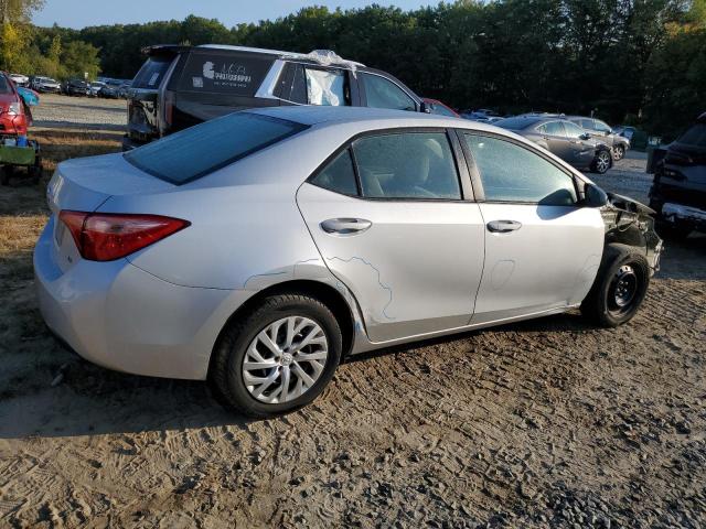 2T1BURHEXJC070047 - 2018 TOYOTA COROLLA L Silber Foto 3