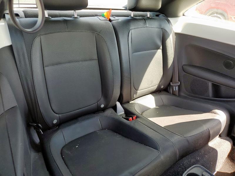 3VWJX7AT0CM633050 - 2012 VOLKSWAGEN BEETLE WHITE photo 10