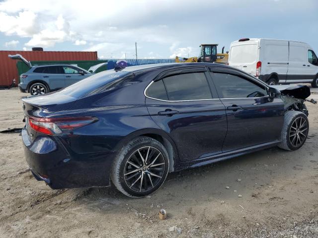 4T1G11AK9MU564032 - 2021 TOYOTA CAMRY SE BLUE photo 3