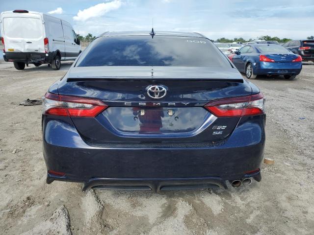 4T1G11AK9MU564032 - 2021 TOYOTA CAMRY SE BLUE photo 6