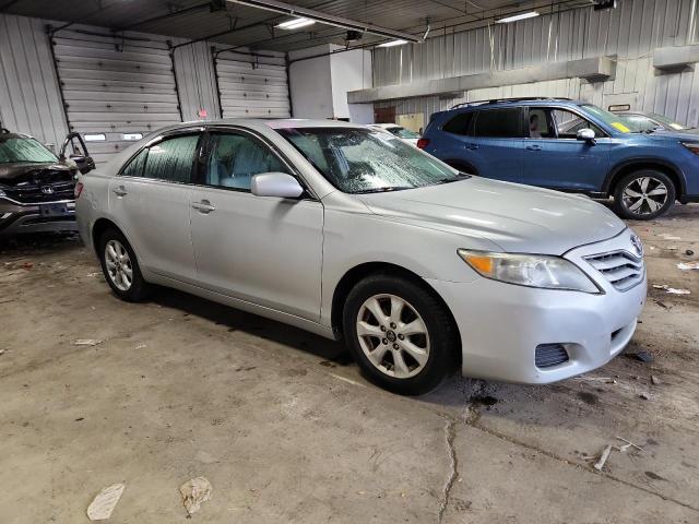 4T4BF3EK6BR115590 - 2011 TOYOTA CAMRY BASE Silber Foto 4