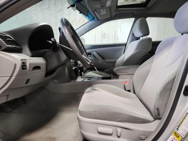 4T4BF3EK6BR115590 - 2011 TOYOTA CAMRY BASE Silber Foto 7