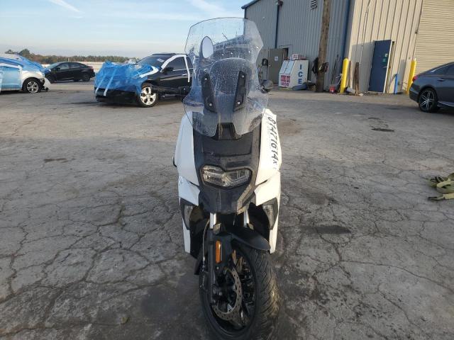 WB40C1905KS876053 - 2019 BMW C 400 X ორფეროვანი ფოტო 2