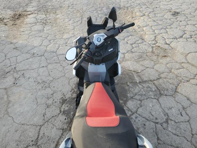 WB40C1905KS876053 - 2019 BMW C 400 X ორფეროვანი ფოტო 6