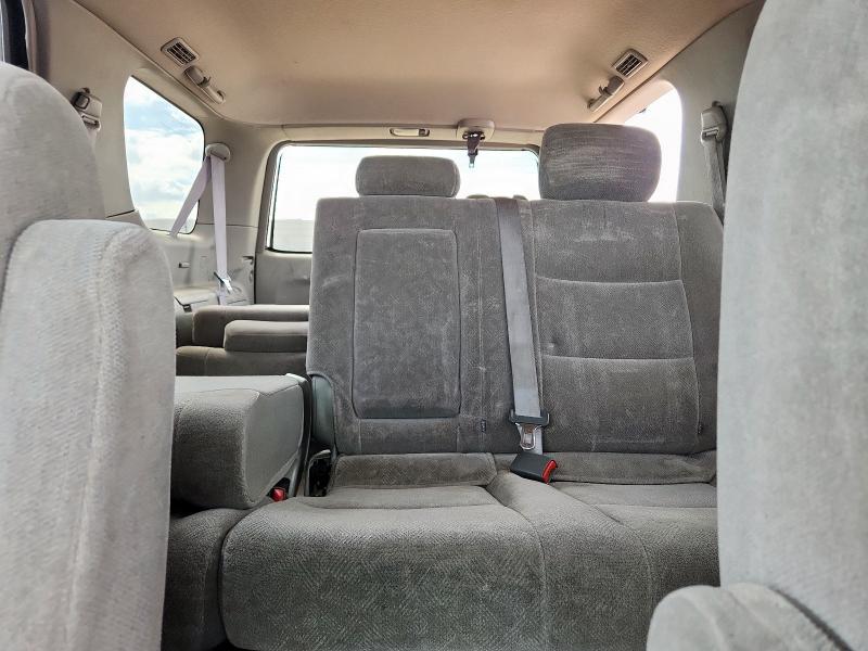 5TDZT34AX2S098893 - 2002 TOYOTA SEQUOIA SR5 银色 照片 10