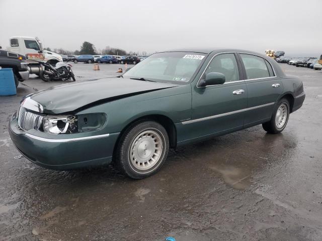 1LNFM81W8WY696919 - 1998 LINCOLN TOWN CAR EXECUTIVE GREEN photo 1