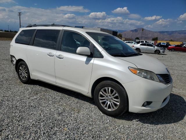 5TDYK3DC8FS672655 - 2015 TOYOTA SIENNA XLE 白色 照片 4