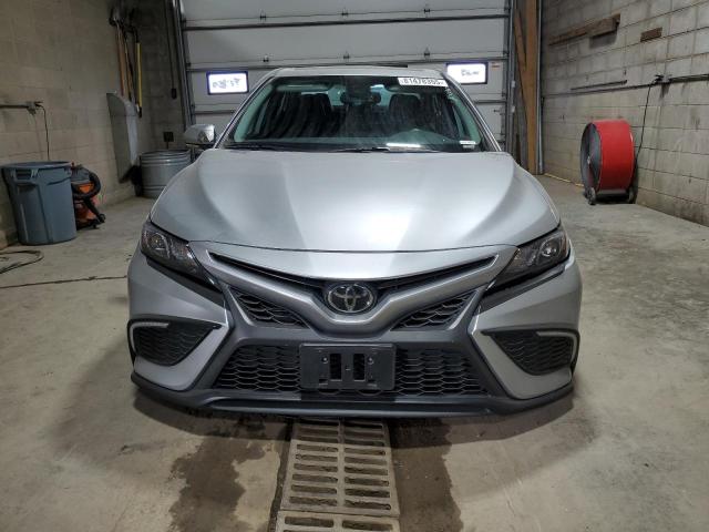 4T1T11AK2PU790139 - 2023 TOYOTA CAMRY SE NIGHT SHADE SILVER photo 5