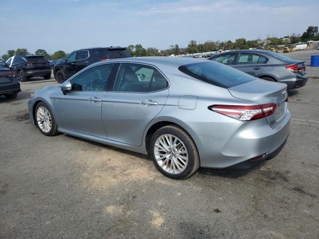 4T1B11HK0JU058066 - 2018 TOYOTA CAMRY L 银色 照片 2