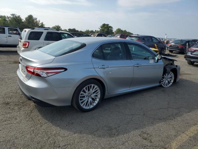 4T1B11HK0JU058066 - 2018 TOYOTA CAMRY L 银色 照片 3