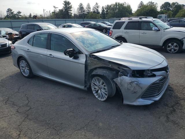 4T1B11HK0JU058066 - 2018 TOYOTA CAMRY L 银色 照片 4