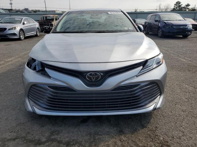 4T1B11HK0JU058066 - 2018 TOYOTA CAMRY L 银色 照片 5