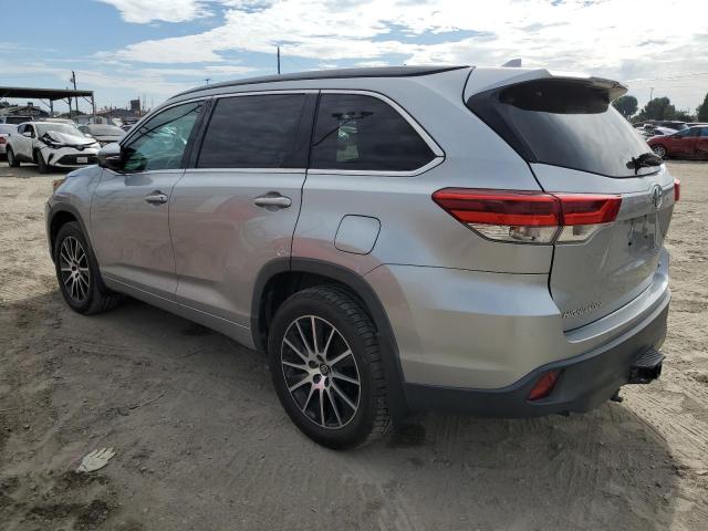 5TDJZRFH0JS541219 - 2018 TOYOTA HIGHLANDER SE فضي صورة 2