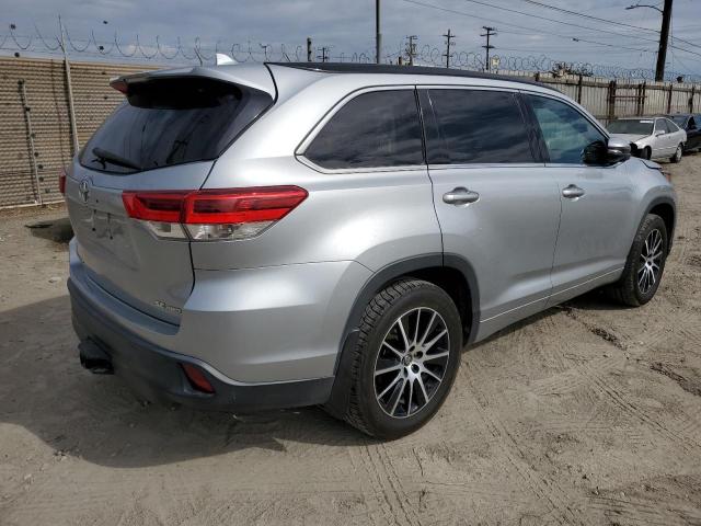 5TDJZRFH0JS541219 - 2018 TOYOTA HIGHLANDER SE فضي صورة 3