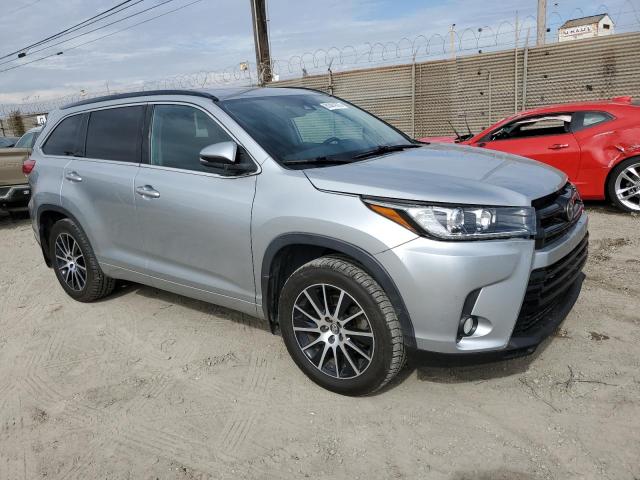 5TDJZRFH0JS541219 - 2018 TOYOTA HIGHLANDER SE فضي صورة 4