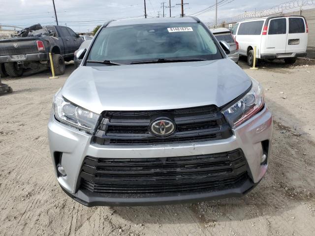 5TDJZRFH0JS541219 - 2018 TOYOTA HIGHLANDER SE فضي صورة 5