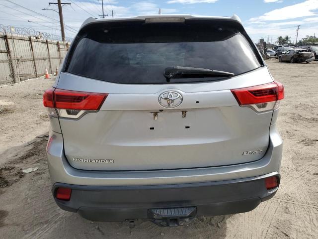5TDJZRFH0JS541219 - 2018 TOYOTA HIGHLANDER SE فضي صورة 6