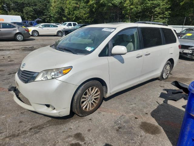 2017 TOYOTA SIENNA XLE, 