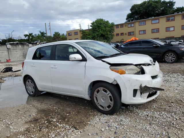 JTKKUPB46D1032725 - 2013 TOYOTA SCION XD WHITE photo 4