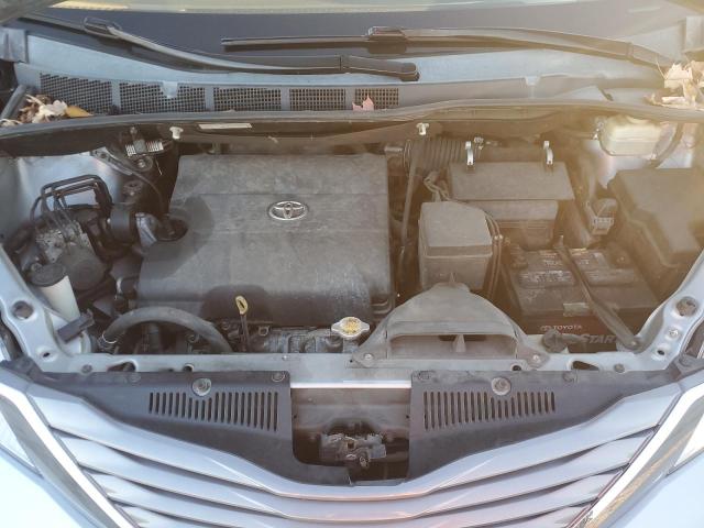 5TDYK3DC0FS608609 - 2015 TOYOTA SIENNA XLE Srebrny zdjęcie 12