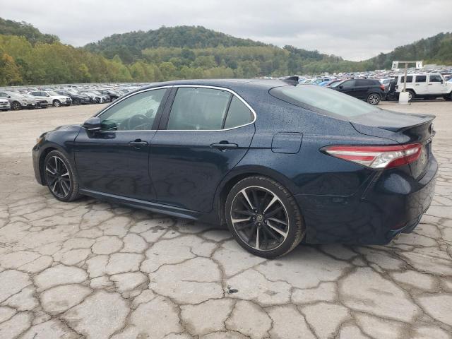 4T1BZ1HK7JU506764 - 2018 TOYOTA CAMRY XSE Grün Foto 2