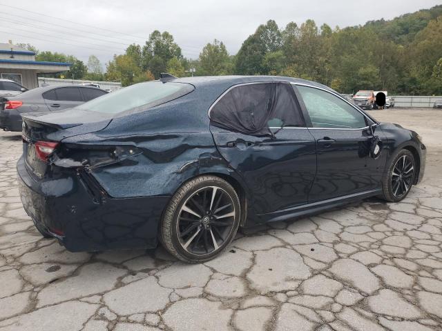 4T1BZ1HK7JU506764 - 2018 TOYOTA CAMRY XSE Grün Foto 3