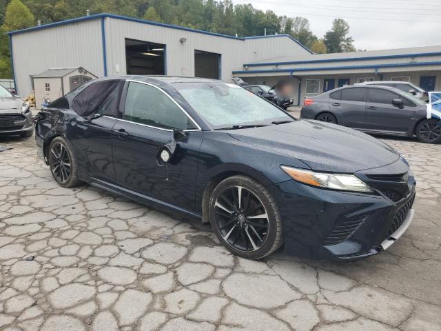 4T1BZ1HK7JU506764 - 2018 TOYOTA CAMRY XSE Grün Foto 4