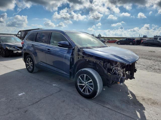 5TDKZRFH0JS286060 - 2018 TOYOTA HIGHLANDER SE Niebieski zdjęcie 4
