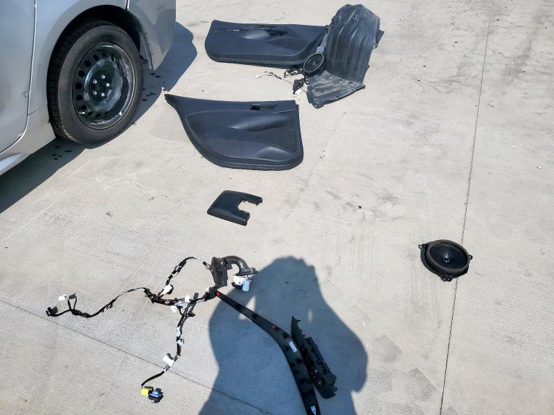 5YFB4MDE8PP011306 - 2023 TOYOTA COROLLA LE Silber Foto 12