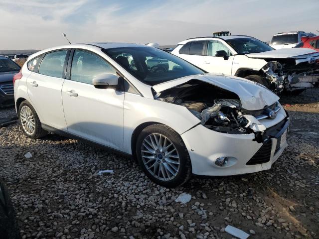 1FAHP3M23CL392895 - 2012 FORD FOCUS SEL WHITE photo 4