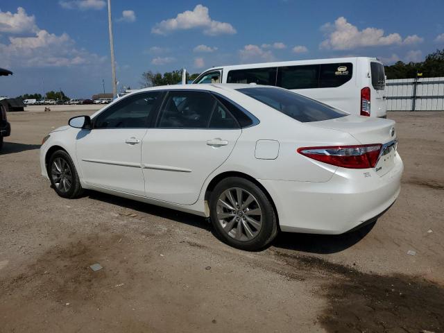 4T1BF1FK7HU692196 - 2017 TOYOTA CAMRY LE WHITE photo 2
