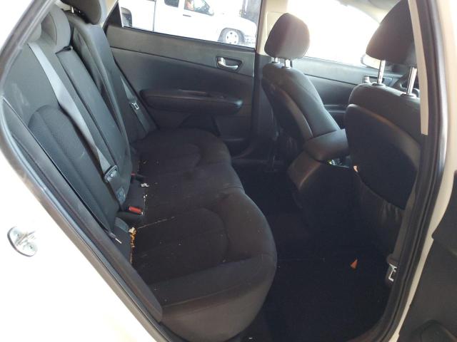 5XXGT4L32JG195442 - 2018 KIA OPTIMA LX WHITE photo 10