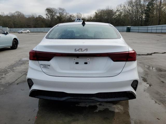 3KPF24AD8PE590866 - 2023 KIA FORTE LX WHITE photo 6