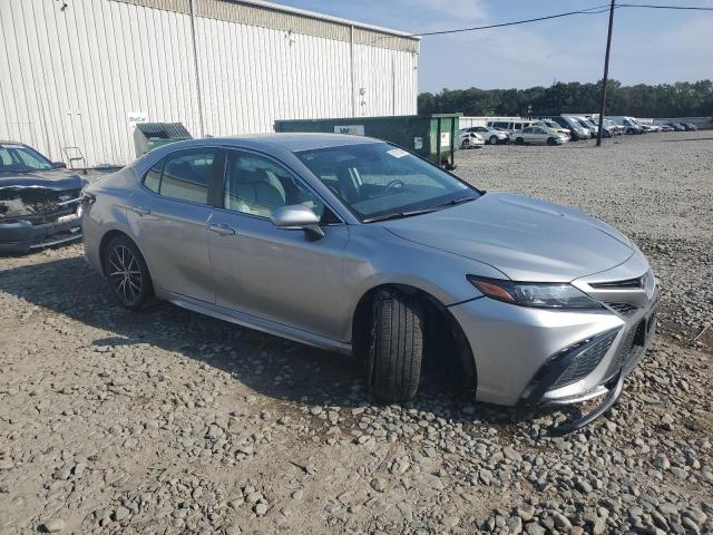 4T1G11BK0RU114159 - 2024 TOYOTA CAMRY SE NIGHT SHADE SILVER photo 4