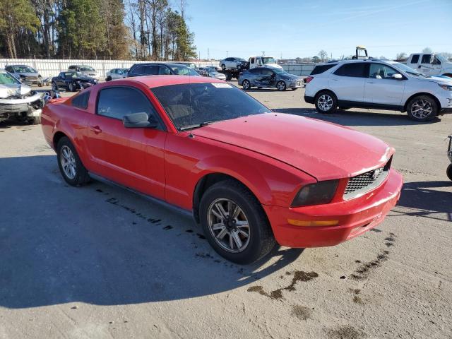 1ZVHT80N885204514 - 2008 FORD MUSTANG RED photo 4