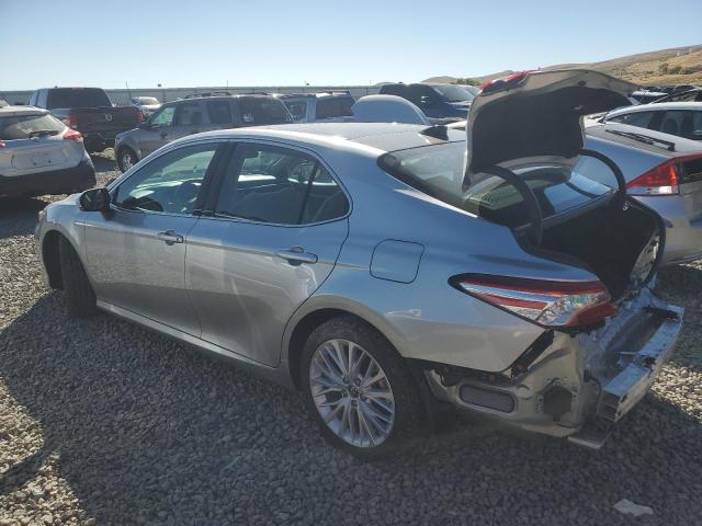 4T1BZ1HK0JU012147 - 2018 TOYOTA CAMRY XSE SILVER photo 2