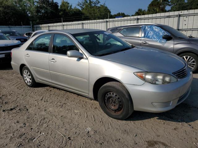 4T1BE32K05U011120 - 2005 TOYOTA CAMRY LE SILVER photo 4