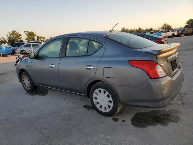 3N1CN7AP5KL831831 - 2019 NISSAN VERSA S رمادي صورة 2