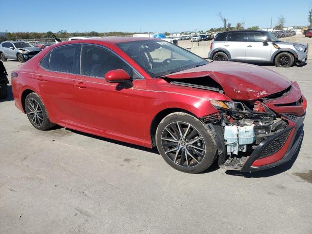 4T1G11AK8MU455108 - 2021 TOYOTA CAMRY SE RED photo 4