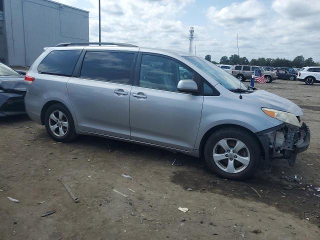 5TDKK3DC7BS087503 - 2011 TOYOTA SIENNA LE 银色 照片 4